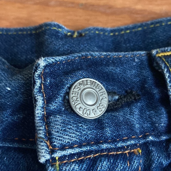 Vintage Levi’s denim shorts - Picture 3 of 6